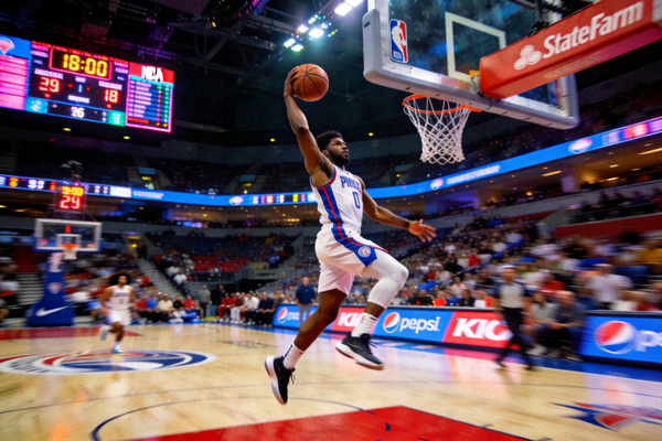 NBA篮球比赛室内球场球员上篮瞬间的直播画面